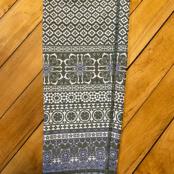 White Fox Boutique x Sarah’s Day Vinyasa Flow Leggings - Picture 2 of 6